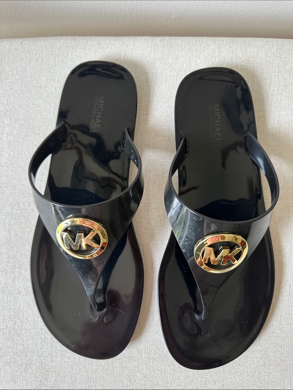 Michael Kors Black Jelly Flip Flops with Gold MK Emblem 9M - Picture 2 of 5